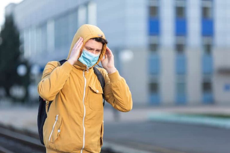 Un homme masqué craignant une pollution atmosphérique aux poussières désertiques.