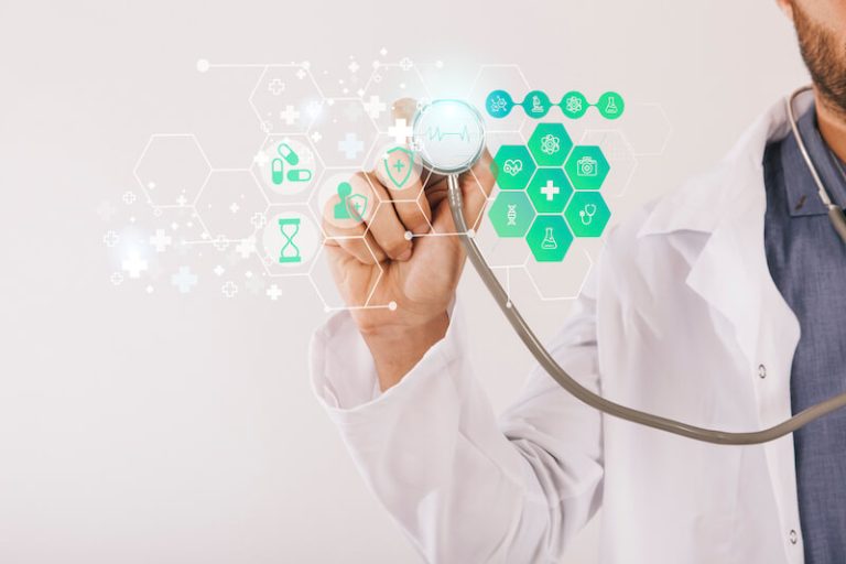 Un spécialiste en médecine interne utilise un outil de diagnostic rapide.