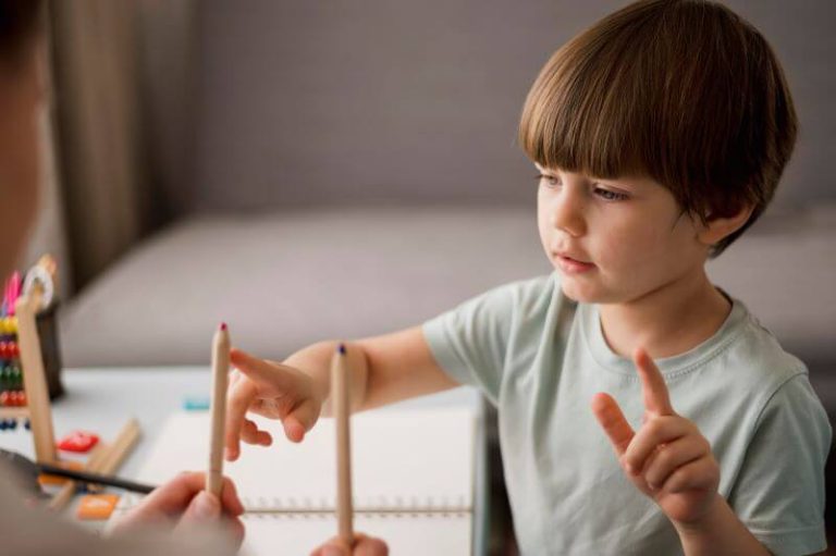 Un enfant souffrant d'autisme en plein apprentissage.