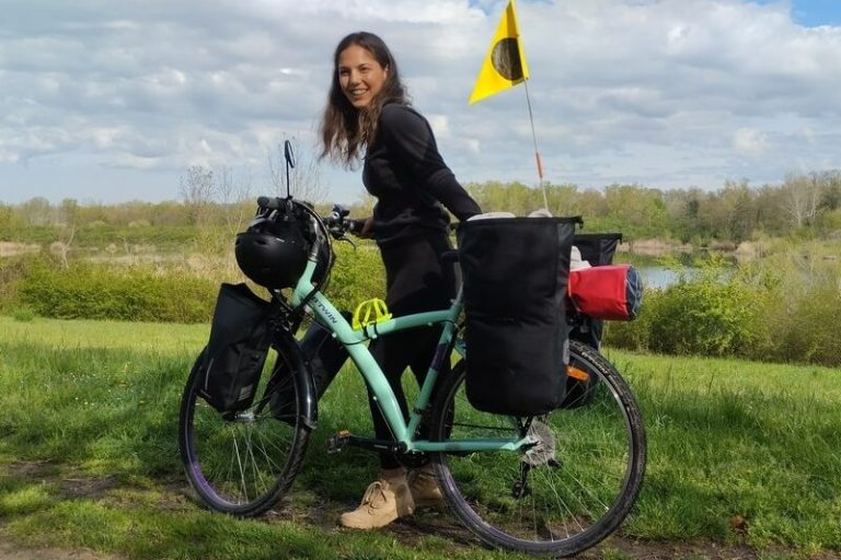 Carla, Lyonnaise engagée dans un défi contre le lupus, au départ de son périple en vélo, le 4 avril 2024 à Lyon.