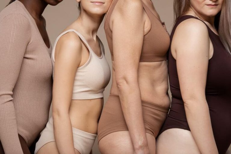 Quatre femmes en sous-vêtements et aux morphologies différentes sont tournées de profil.