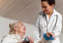 Festival des Métiers du prendre soin (Lyon) : un mois pour relancer le secteur de la santé ! Une soignante prenant soin d'une personne âgée.