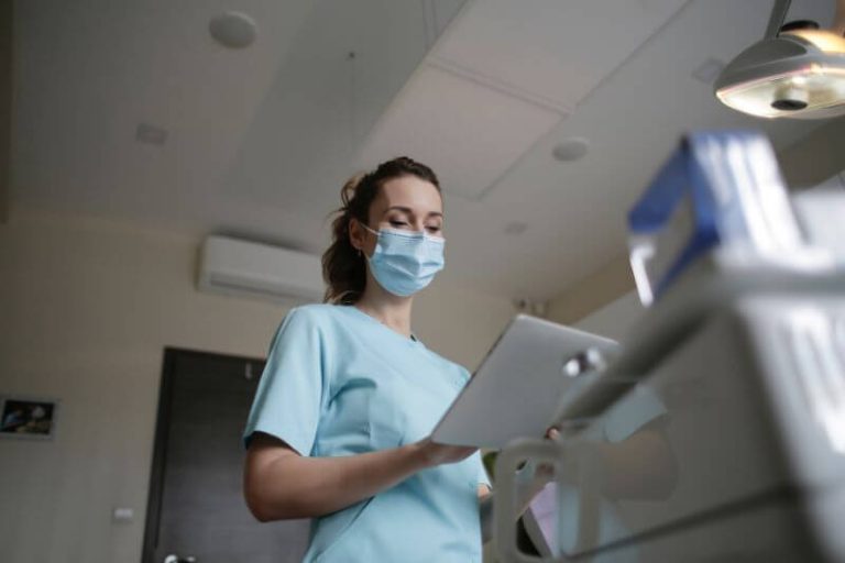 infirmière qui écrit à l'hôpital