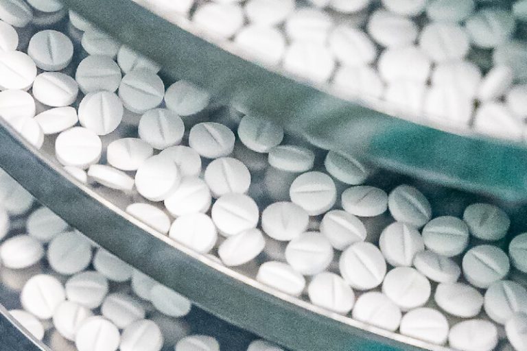 Des centaines de comprimés pelliculés de paracétamol Benta 500 mg.