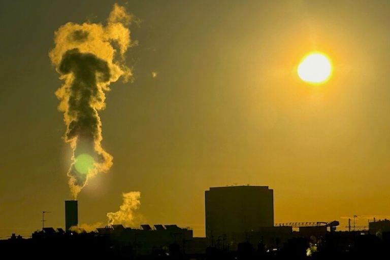 Une image de pollution affectant la qualité de l'air en Auvergne-Rhône-Alpes.
