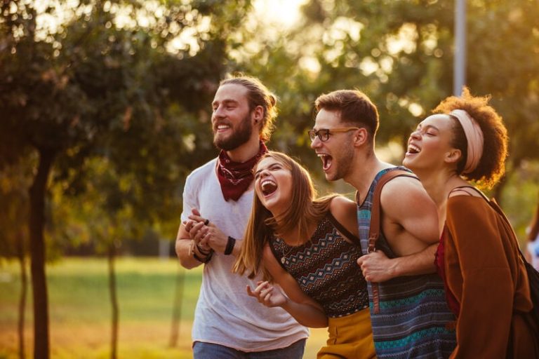 Un groupe de personnes qui pratique une thérapie du rire qu'on appelle la rigologie.