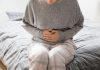 Une femme, atteinte de stase stercorale, souffre de maux de ventre.