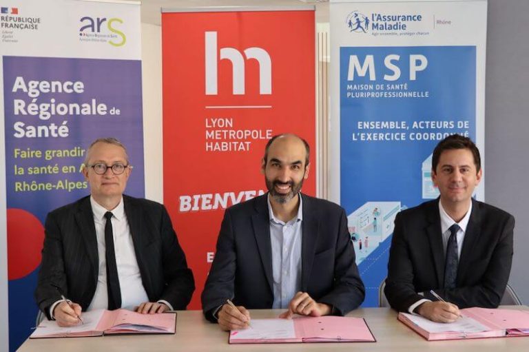 Signature de la convention tripartite entre ARS, CPAM et Lyon Métropole Habitat pour améliorer l'accès aux soins, le 5 avril 2024.