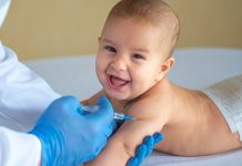 Un bébé qui sourit et qui se fait vacciner avec Beyfortus® pour prévenir la bronchiolite.