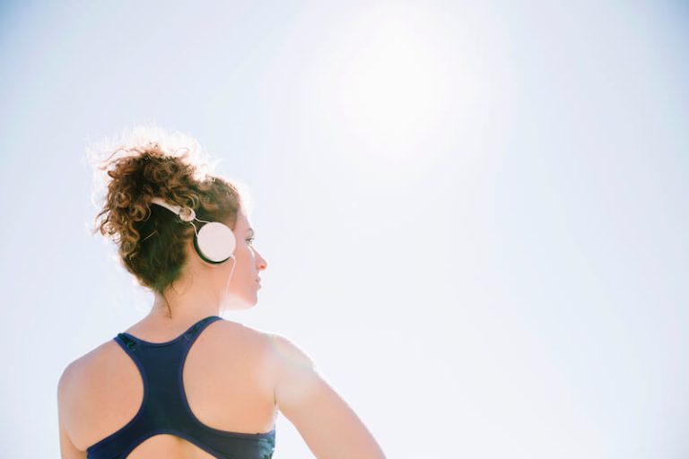 Une femme faisant du sport et s'exposant aux rayons UV du soleil.