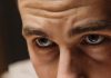 Pervers narcissiques : 7 indices pour les débusquer ! Un pervers narcissique exerçant son emprise par le regard.
