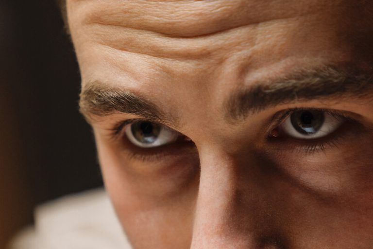 Un pervers narcissique exerçant son emprise par le regard.