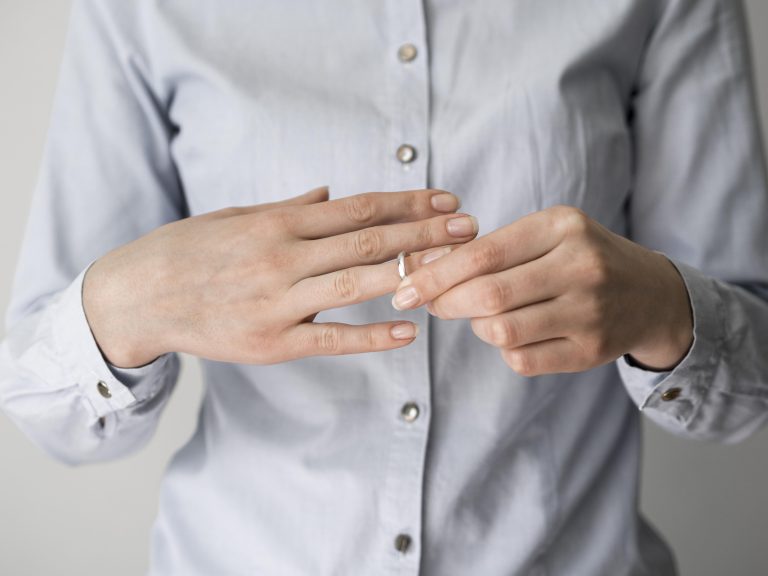 Un homme enfile une bague anti-ronflement à son doigt pour éviter de ronfler.