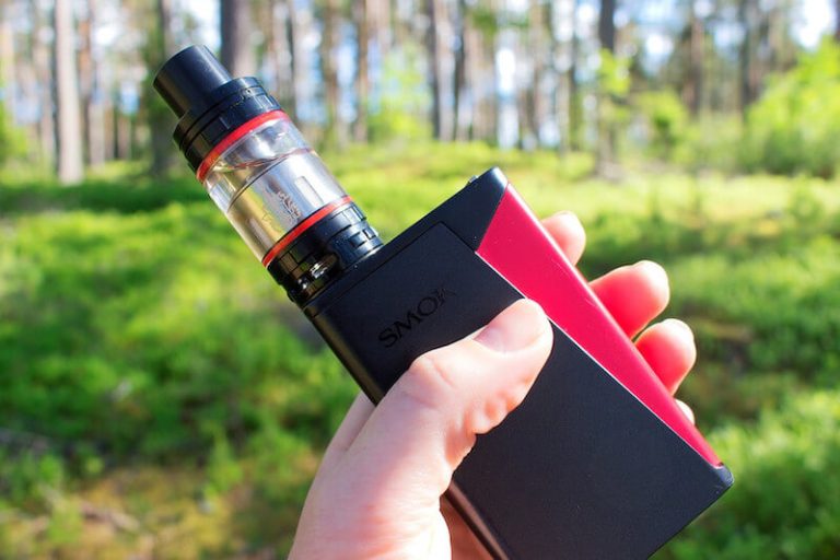 Une cigarette électronique : le e-liquide peut-il être une aide à l'arrêt du tabac.