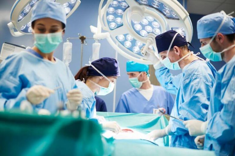 équipe médicale qui pratique une opération chirurgicale de hernie discale