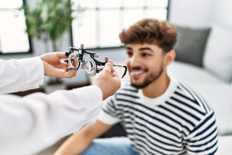 Un jeune homme qui teste sa vision chez lui grâce aux opticiens à domicile.