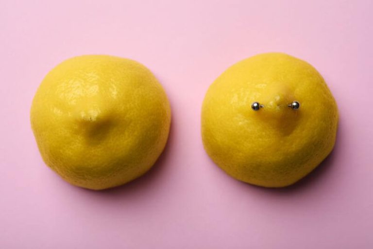 L'image du piercing au téton est représentée ici sur des citrons.