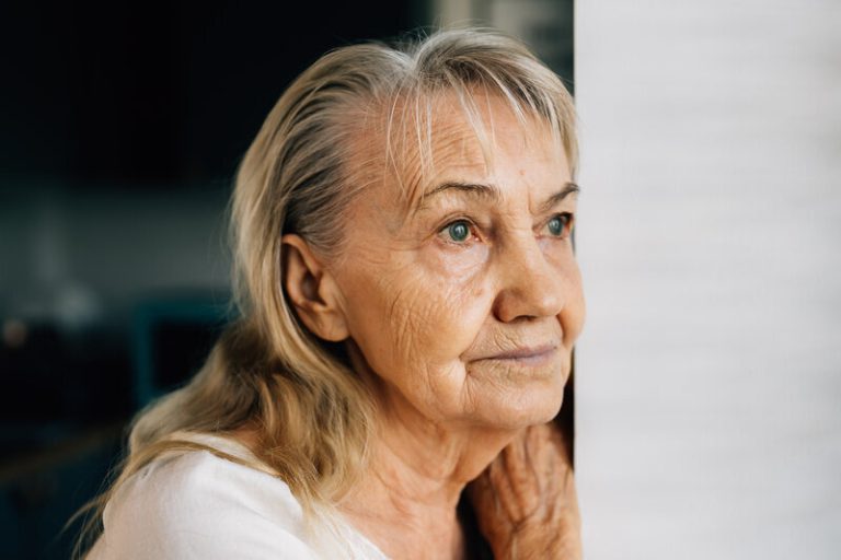 Une femme avec des sillons nasogéniens marqués.