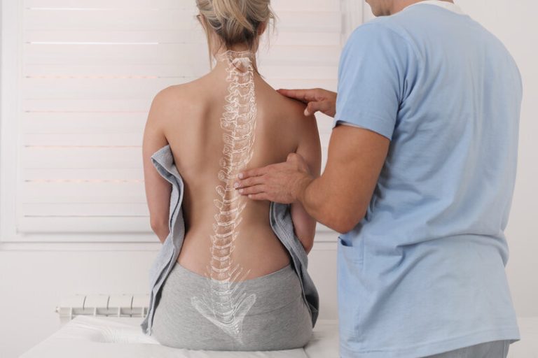 Une femme qui a recours à la chiropraxie pour un mal de dos.