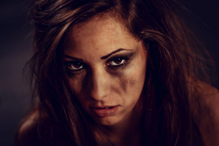 Un plan rapproché du visage d'une femme en colère et démaquillée suite à une violence conjugale.
