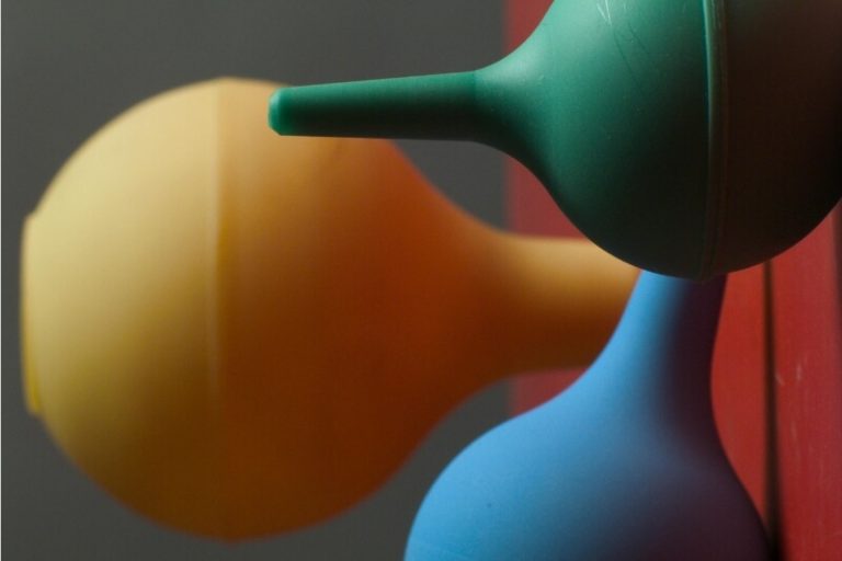 Un lot de poires à lavement de différentes couleurs.