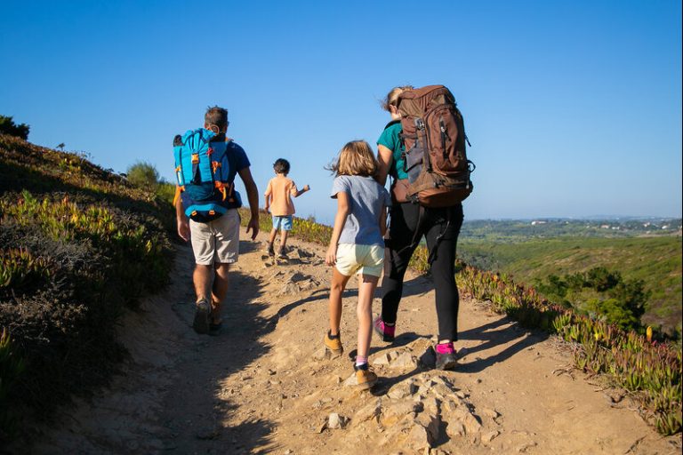 Une famille qui part faire une randonnée en pleine nature.