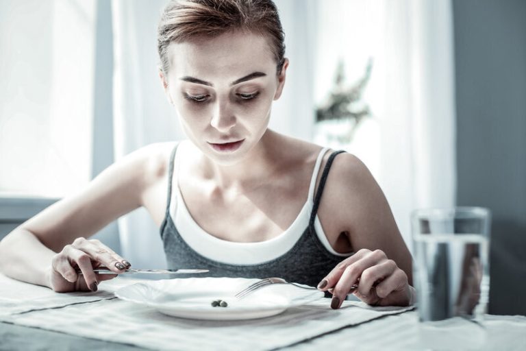 Une femme atteinte de TCA qui a du mal à manger