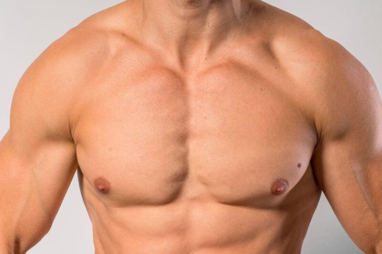 Le torse d'un homme qui gonfle ses pectoraux.