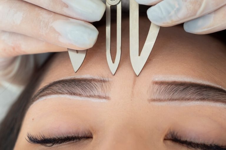 Une jeune femme consulte un spécialiste pour la teinture de ses sourcils.