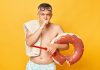 Attraper une angine en été : oui, c’est possible ! Un homme en maillot de bain ayant une angine en été.