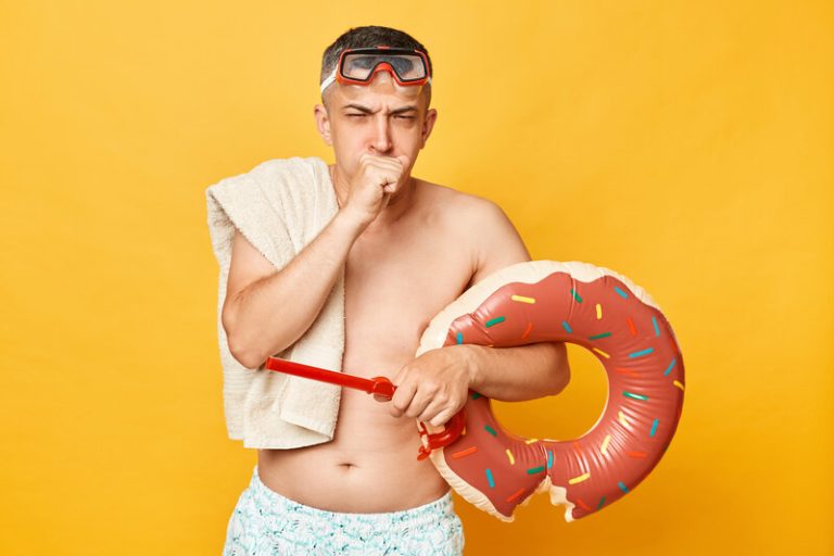 Un homme en maillot de bain ayant une angine en été.