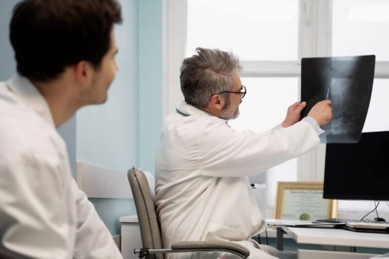 Un spécialiste de santé examine la radiographie de son patient avec lui.