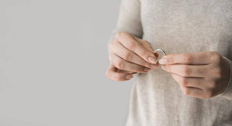 Une femme qui tient dans ses mains une bague anti-stress.
