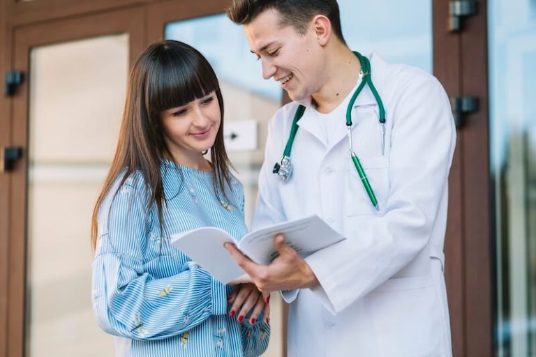 Un étudiant en médecine encadré par un médecin libéral.