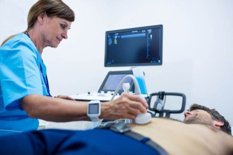 Un homme passe un scanner abdomino-pelvien