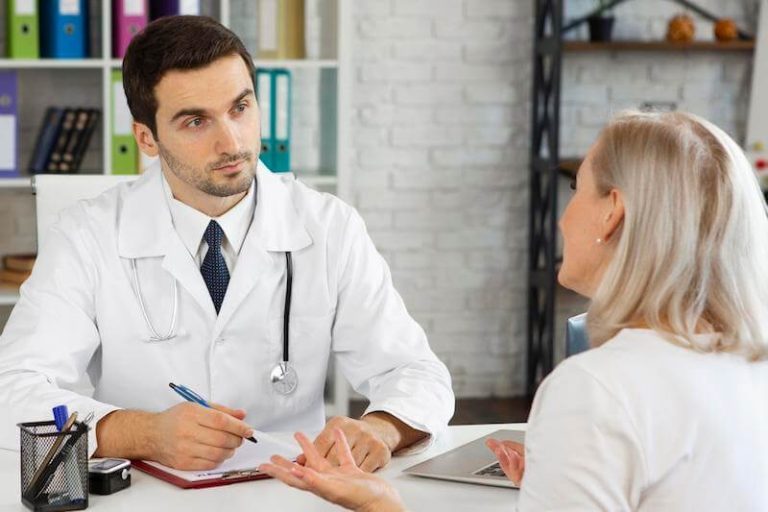 Un médecin recevant une patiente dans son cabinet, en quête de gain de temps médical.