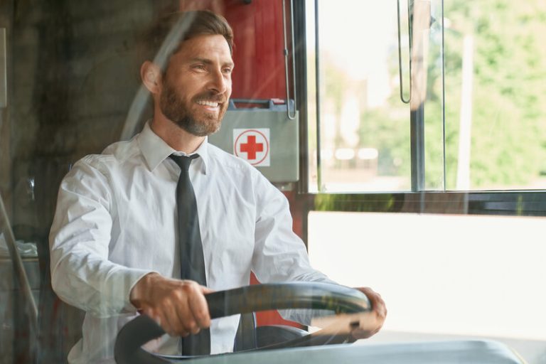 Un médecin qui conduit joyeusement un médicobus.