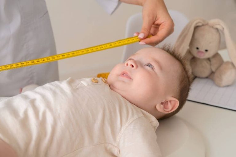 Un parent mesure la taille de son tout-petit.