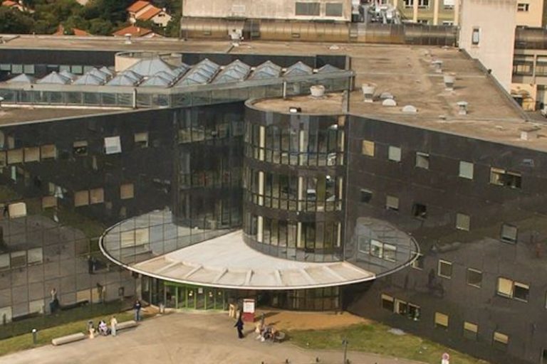 Entrée du pavillon principal de l'hôpital Lyon Sud.