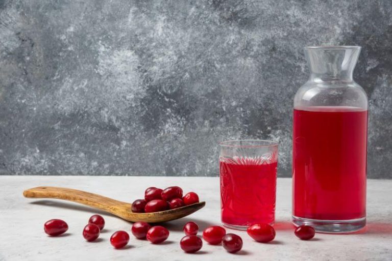 Des récipients contenant du jus de canneberge.