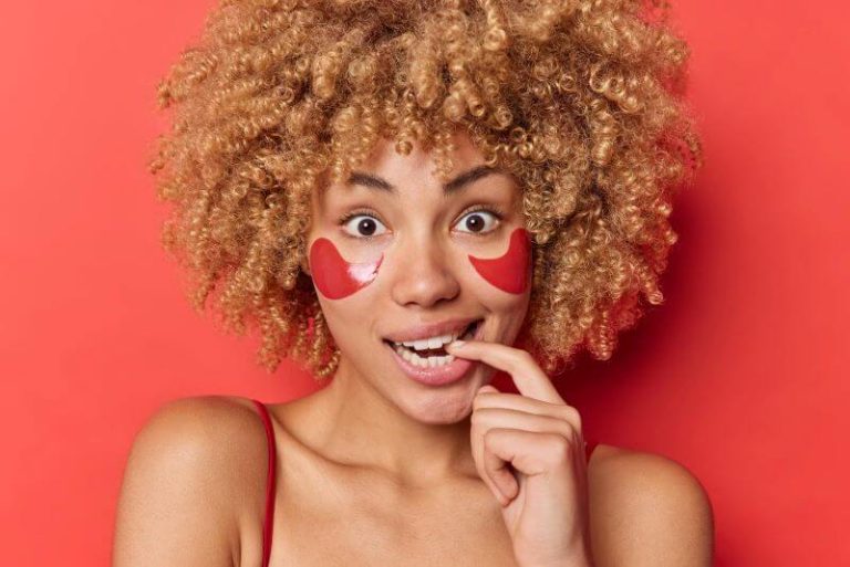 Une jeune femme s'est étalée une sauce sur le visage comme soin cutané.