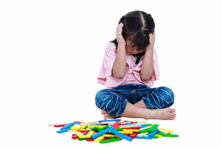 Une petite fille en proie à ses premiers troubles de l'apprentissage.