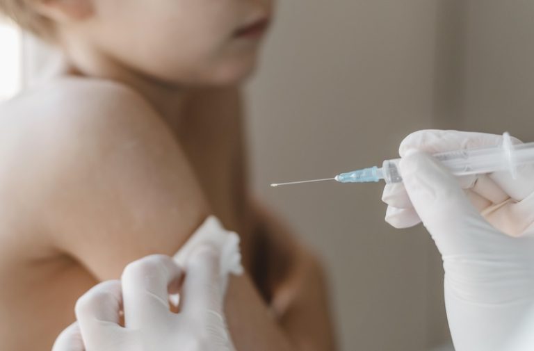 Un enfant se fait vacciner contre la variole du singe, aujourd'hui rebaptisée virus Mpox.
