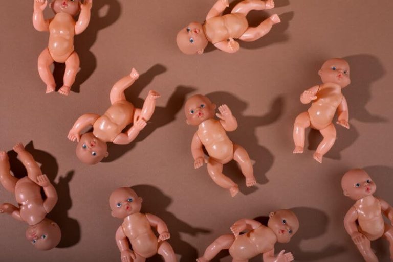 Un ensemble de poupées en plastique.