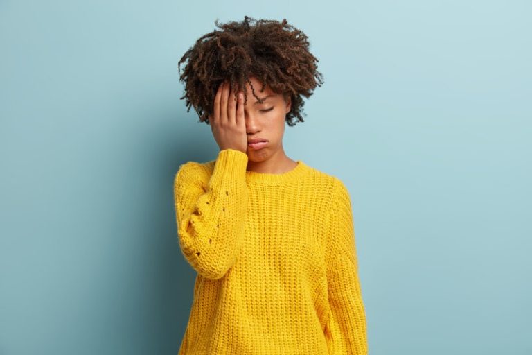 Une femme fatiguée qui s'endort à cause d'une carence en magnésium.
