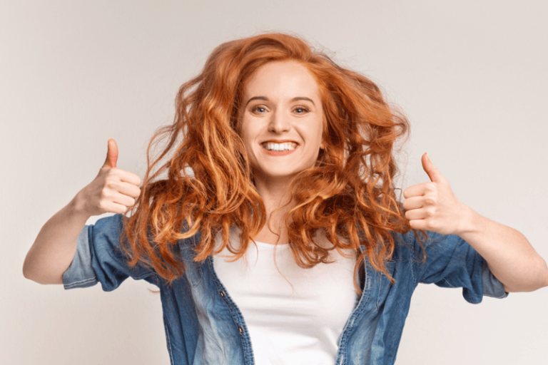 Une femme avec des cheveux soyeux après une cure de sébum.