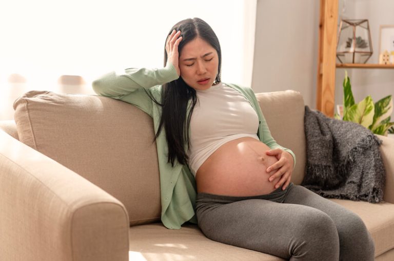 Une femme enceinte souffrant de nausées durant sa grossesse.
