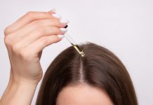 L’huile de jojoba : de vrais bienfaits pour la peau et les cheveux Une femme qui utilise les bienfait de l'huile de jojoba pour ses cheveux.
