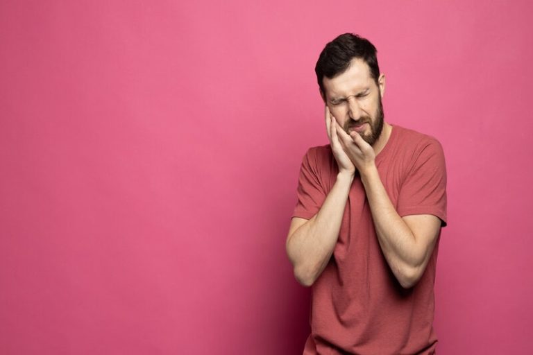 Un homme qui souffre d'une infection sur une dent dévitalisée.