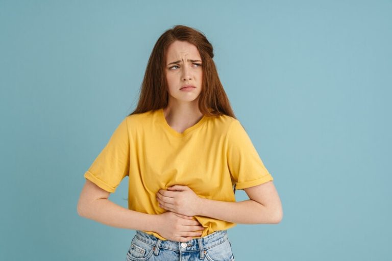 Une femme qui souffre d'une constipation et a mal au ventre.